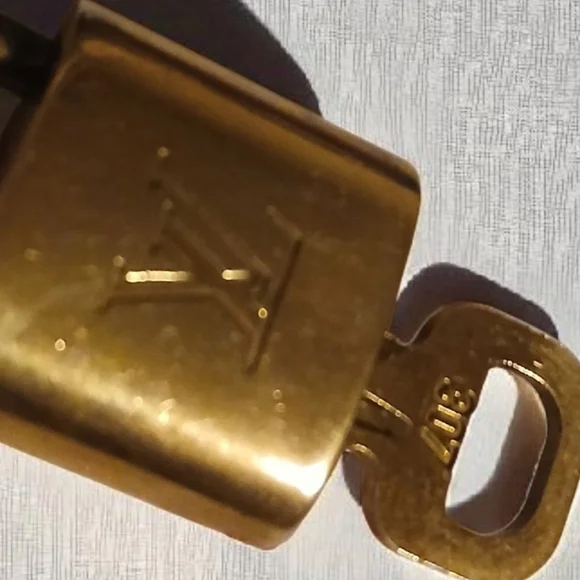 Louis Vuitton Gold Padlock #307 with Key & Unbranded Gold Tone Chain Included - Picture 12 of 15